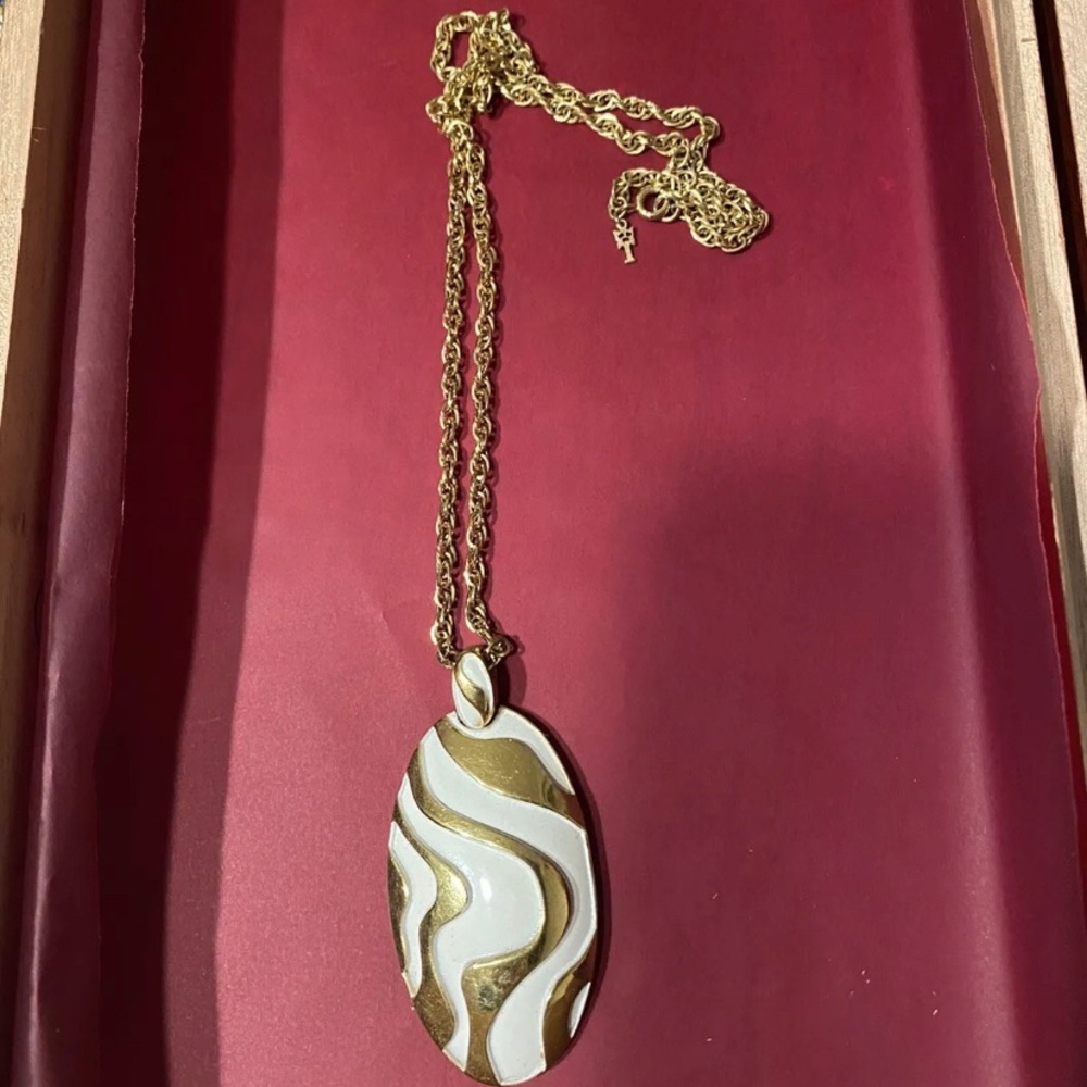 Vintage Trifari Large White/Gold Tear Drop Pendant Necklace 28 Inch *SIGNED*
